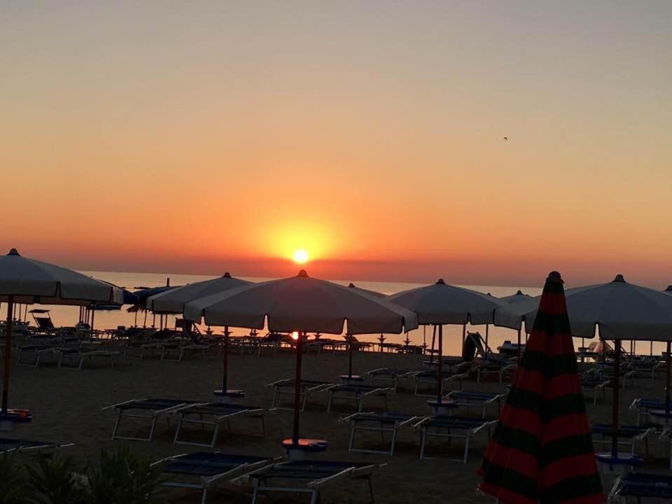 Le Rose Beach & Suites Appartamenti Fronte Mare A Villarosa Martinsicuro Exterior foto